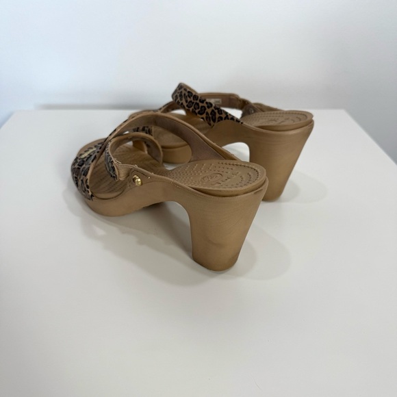 CROCS Cyprus IV Tan Leopard Print Heeled Sandals - Picture 3 of 12